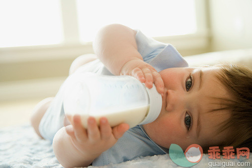 人,饮食,婴儿服装,饮料,瓶子_526149927_Baby boy drinking milk from milk bottle_创意图片_Getty Images China