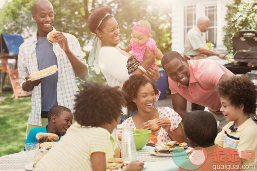 人,饮食,桌子,生活方式,户外_500046455_Family enjoying backyard barbecue_创意图片_Getty Images China