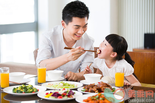 人,饮食,休闲装,饮料,食品_522930899_Happy father and daughter having lunch_创意图片_Getty Images China