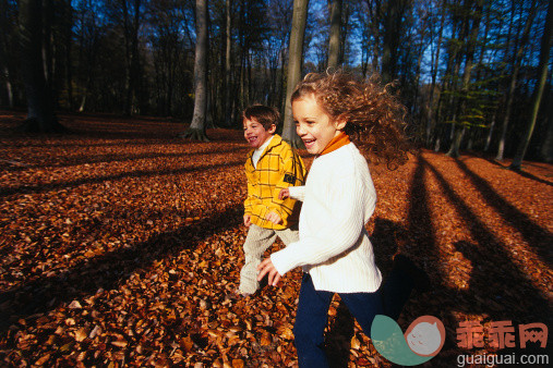 人,户外,快乐,棕色头发,红发人_91796402_Children running in forest_创意图片_Getty Images China