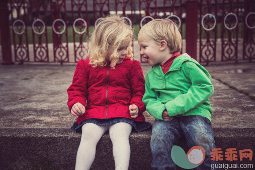 人,休闲装,牛仔裤,四分之三身长,户外_483539647_Happy smiling little boy and girl talking together_创意图片_Getty Images China