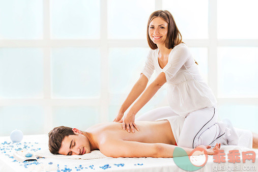 人,生活方式,室内,后背,白人_513989027_Massage therapist doing spa treatment._创意图片_Getty Images China