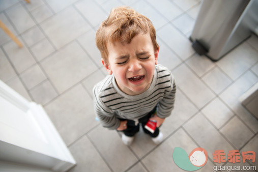 人,室内,棕色头发,发狂的,白人_503574829_Tantrum face_创意图片_Getty Images China