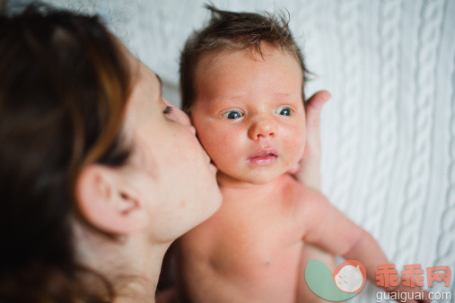 母亲,摄影,单亲家庭,_503416695_Mother kissing her newborn_创意图片_Getty Images China