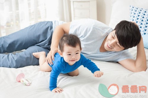 30岁到34岁,35岁到39岁,家庭,年轻双亲,游戏_gic12532158_a father and a baby playing on the bed_创意图片_Getty Images China