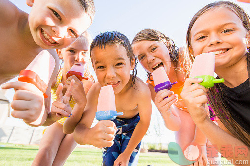 聚集,人,饮食,从容态度,自然_514412347_Caucasian children eating popsicles outdoors_创意图片_Getty Images China