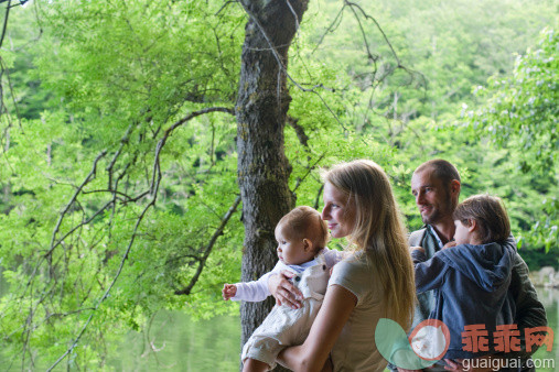 人,休闲装,生活方式,自然,12到17个月_153349678_Family with two children in woods_创意图片_Getty Images China