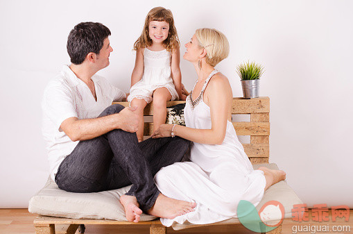 沙发,女服,影棚拍摄,深情的,金色头发_522100421_HappyFamily_创意图片_Getty Images China