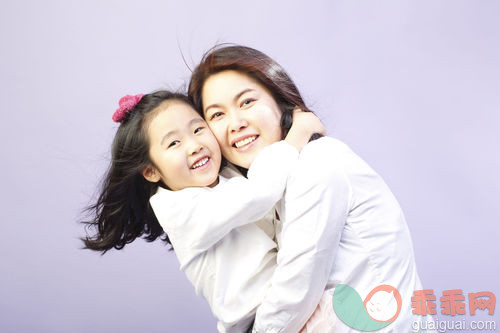 女儿,人,室内,母亲,做鬼脸_gic12275641_Portrait Of Mother and daughter,Korean_创意图片_Getty Images China