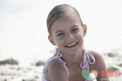 进行中,建造,人,度假,户外_479632611_Young girl smiling at beach_创意图片_Getty Images China