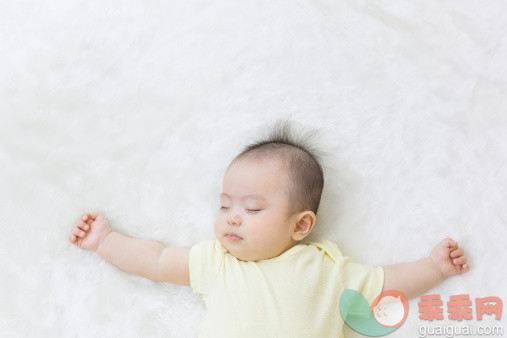 宝宝健康问题从宝宝睡姿看出来