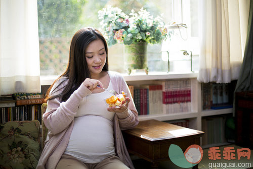 天王嫂昆凌怀孕啦！人家晒孕照身材依旧瘦，秘密在于...？