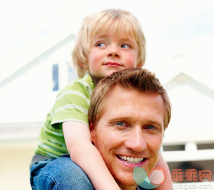 人,户外,房屋,快乐,深情的_157683608_Happy mature man carrying his son in front of house_创意图片_Getty Images China