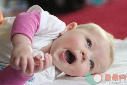 数字0,人,室内,认真的,白人_128898643_5 month old baby girl lying down yawning_创意图片_Getty Images China