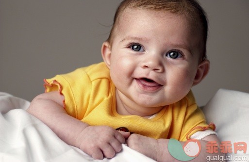 人,影棚拍摄,室内,快乐,白人_129741785_Little baby smiling in studio_创意图片_Getty Images China