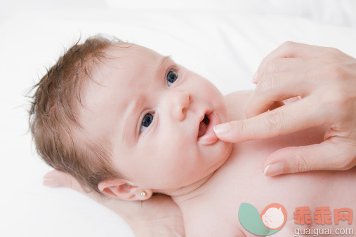 一般新生儿会出现7种有趣的条件反射动作
