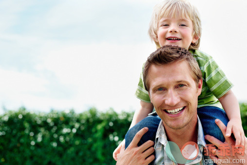 人,生活方式,自然,户外,欣喜若狂_157683618_Smiling father carrying his son on shoulders with copyspace_创意图片_Getty Images China