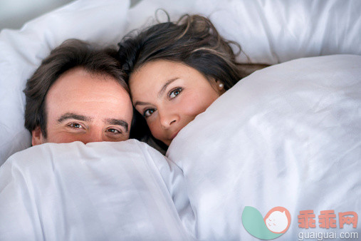 人,床,生活方式,室内,快乐_527799523_Couple in bed_创意图片_Getty Images China