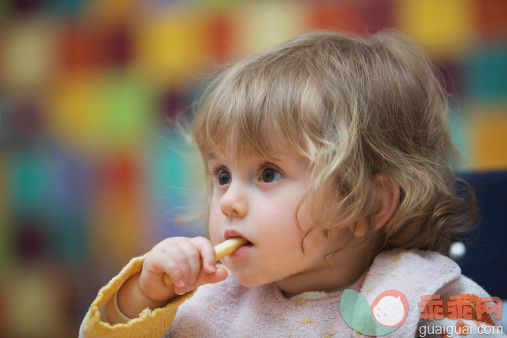 人,饮食,生活方式,12到17个月,室内_503855573_Girl eating_创意图片_Getty Images China