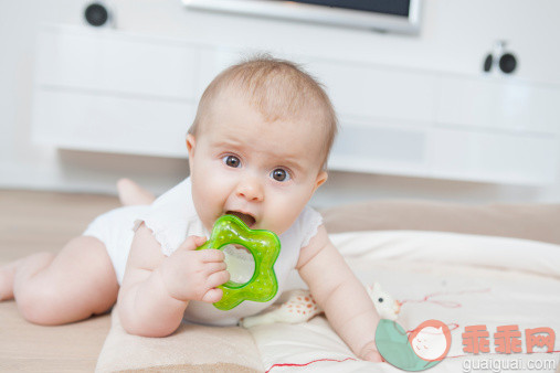 人,婴儿服装,室内,白人,爬_482170863_Baby biting teething ring_创意图片_Getty Images China