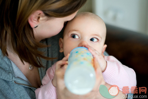 0~12个月宝宝一日喝奶量是多少，家长要牢记！