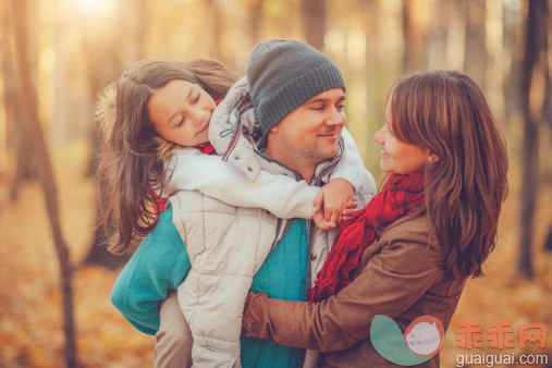 太阳,公园,人,活动,休闲装_507315387_Family of three outdoors in autumn park_创意图片_Getty Images China