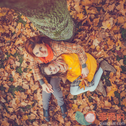 公园,人,生活方式,自然,户外_503406967_Family in autumn park_创意图片_Getty Images China