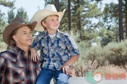 人,休闲装,生活方式,户外,50到54岁_159291826_Mature father and son wearing cowboy hats looking away in park_创意图片_Getty Images China