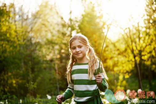 人,户外,人的眼睛,快乐,白人_78779663_Young Girl in a Meadow_创意图片_Getty Images China