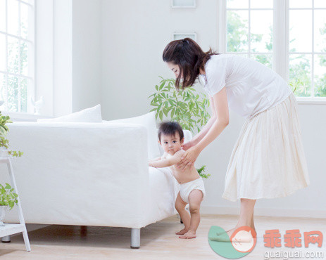 人,休闲装,沙发,尿布,室内_505317711_Mother Holding Her Child_创意图片_Getty Images China