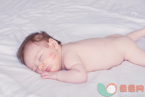 人,床,四分之三身长,室内,裸体_513087601_Baby napping in bed, lip print on cheek_创意图片_Getty Images China