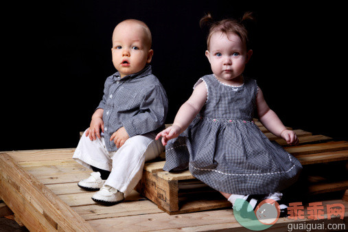 兄弟姐妹,兄弟,姐妹,双胞胎,可爱的_157617467_sibling toddler children twin brother sister_创意图片_Getty Images China