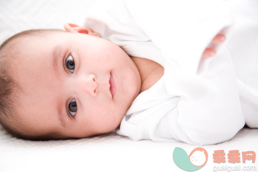 3个讯号宝宝就要翻身了，给宝宝进行翻身训练