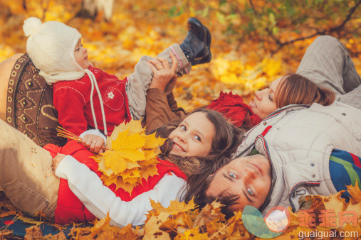 太阳,公园,人,活动,生活方式_507315365_Family of four outdoors in autumn park_创意图片_Getty Images China