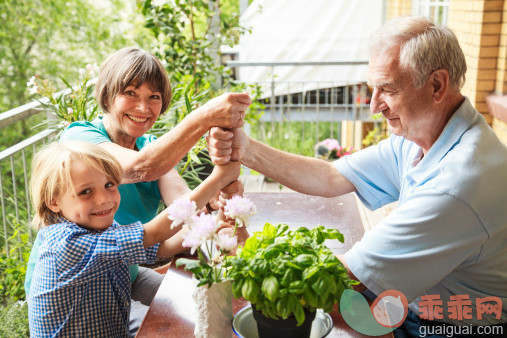 人,概念,生活方式,户外,白人_168324174_Grandparents playing funny games with grandson_创意图片_Getty Images China