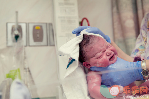 人,卫生保健和医疗,室内,毛巾,分娩_146329918_Newborn baby getting bath_创意图片_Getty Images China