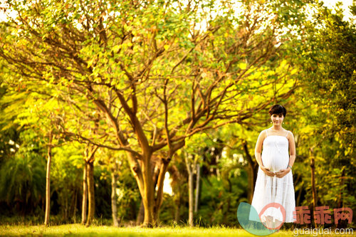 短发,户外,裙子,怀孕的,快乐_7beea810a_孕妇_创意图片_Getty Images China