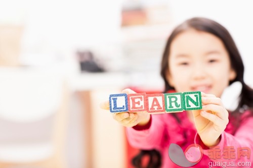 室内,块状,学习,外立面,看_gic10056247_a girl holding toy cubes saying learn_创意图片_Getty Images China