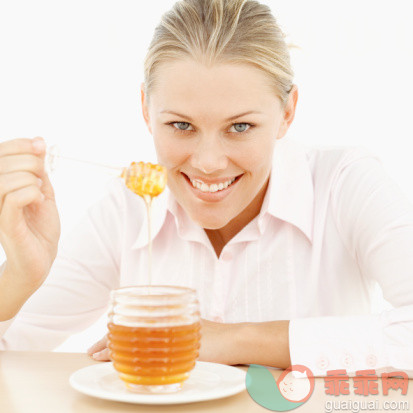 女人吃蜂蜜