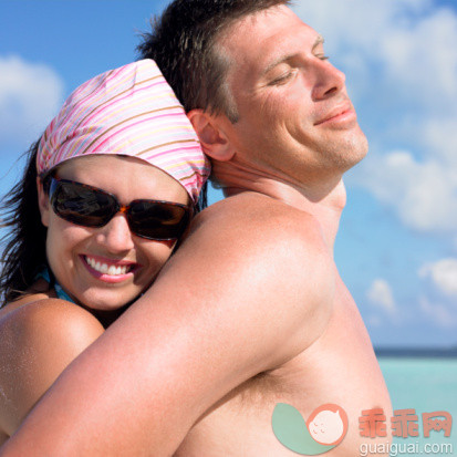 围巾,模型,太阳,人,户外_77288870_Couple embracing_创意图片_Getty Images China