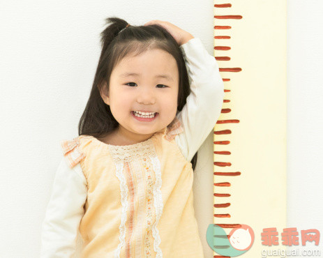 人,休闲装,测量工具,室内,快乐_505316509_Little Girl Measuring Her Height_创意图片_Getty Images China