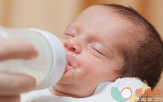 婴儿奶瓶选玻璃的还是塑料的好？