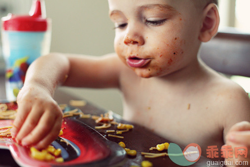 人,饮食,椅子,桌子,12到17个月_158995892_Toddler Boy Eating Spaghetti_创意图片_Getty Images China