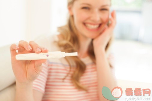 人,休闲装,人生大事,卫生保健和医疗,室内_478185791_Positive pregnancy test_创意图片_Getty Images China