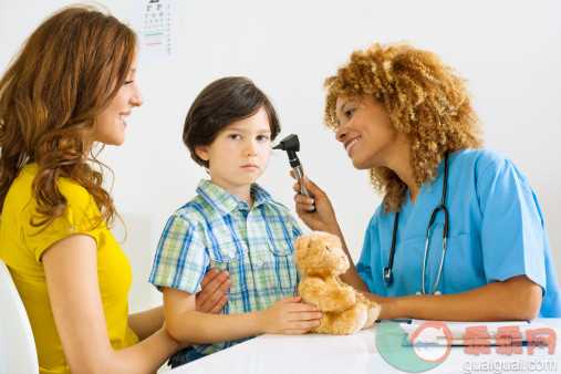 宝宝耳朵塞入异物，怎么办？