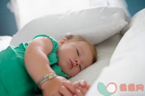 婴幼儿如何使用枕头？怎样正确选择枕头？