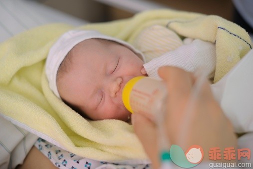 人,容器,饮料,食品,瓶子_150955117_Female baby is being feeded_创意图片_Getty Images China