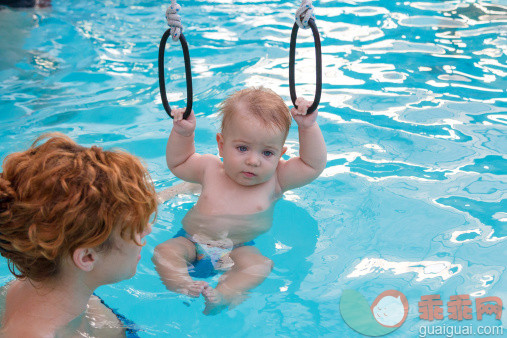 早产儿学游泳，应从洗澡开始！