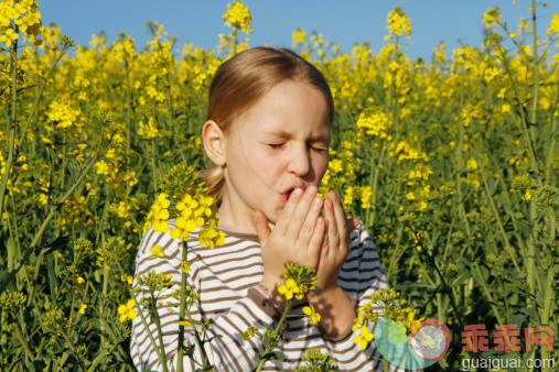 田地,人,户外,花粉,白昼_487738493_Child with hay fever allergy_创意图片_Getty Images China