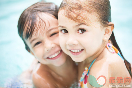 儿童夏季游泳当心患上中耳炎